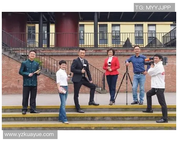 何炯：从综艺主持到文化传播的多元发展之路与人生哲学探讨