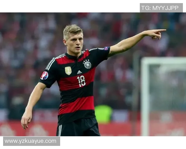 克罗斯：从中场指挥官到足球战术革新者的精彩旅程